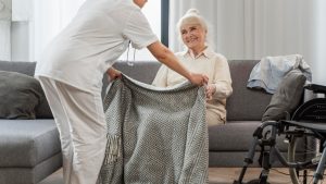 Comment trouver une aide à domicile de confiance à Hyères et dans le Var ?